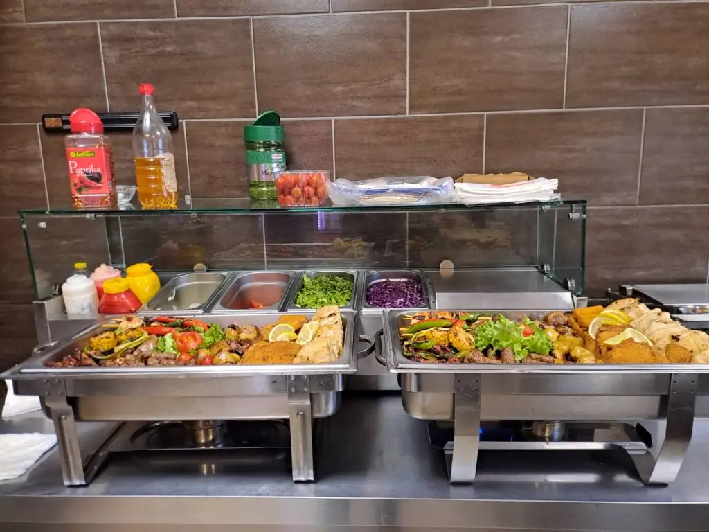Grijane posude s jelima na catering postavi Daj Gric