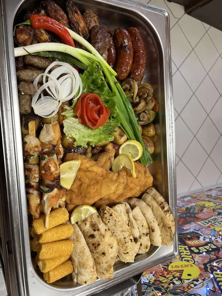 Catering pladanj s ćevapima, kobasicama i pohanim prilozima