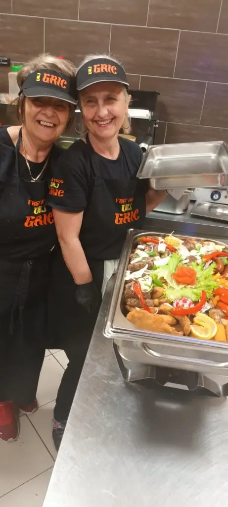 Ekipa Daj Gric uz catering pripremljen za proslavu