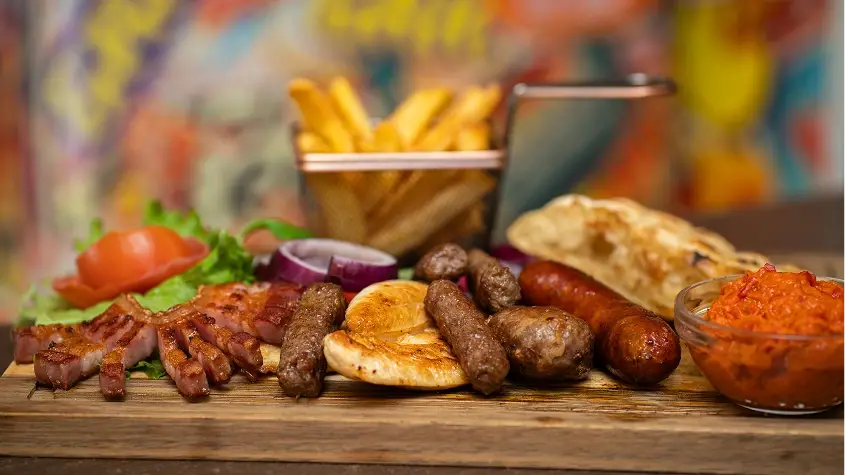 Miješano meso — kobasica, ćevapi, slanina i pileći file s pommesom